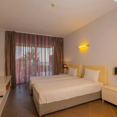 Karya Family Hotel *